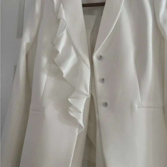 Tahari white suit size 6 with matching skirt